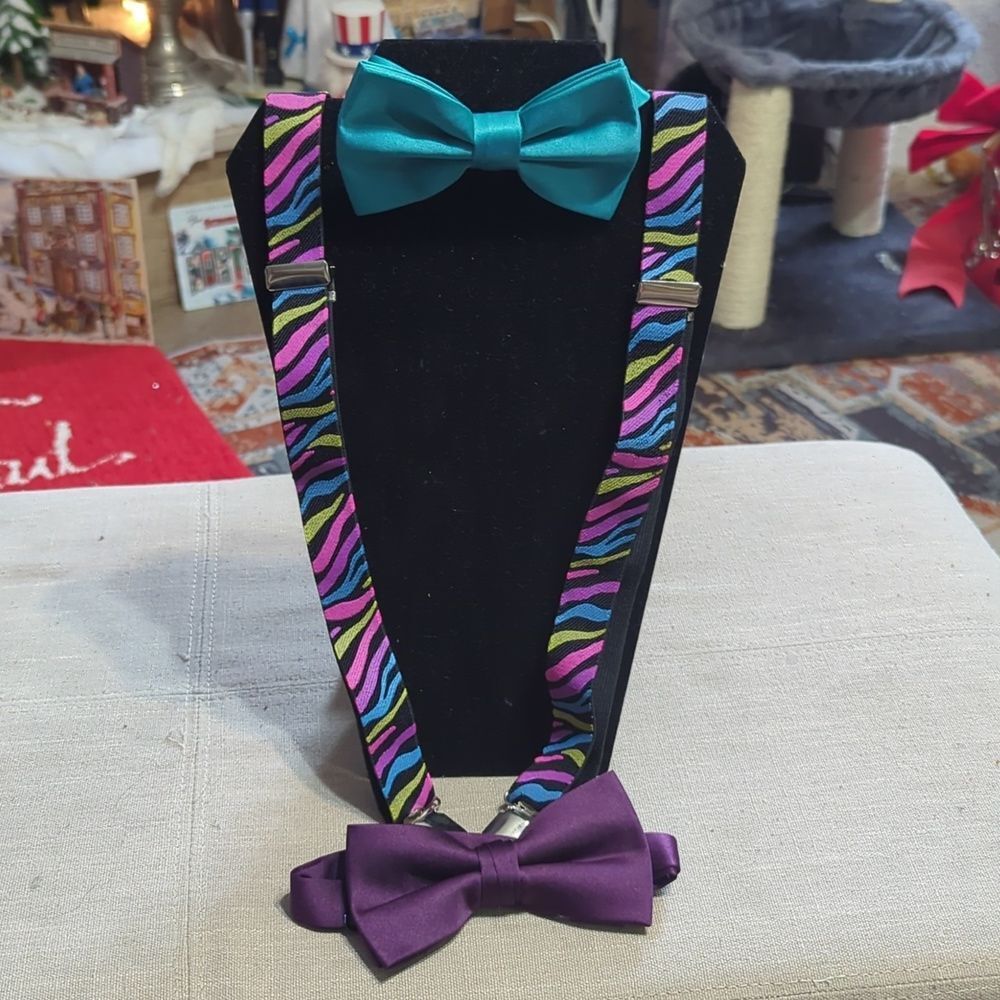 set of novelty suspenders w 2 bow ties, specifically‎ featuring a colorful zebra